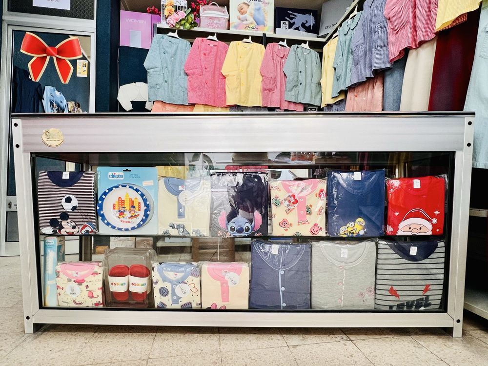 Balcão expositor com portas de vidro, estrutura em aluminio.