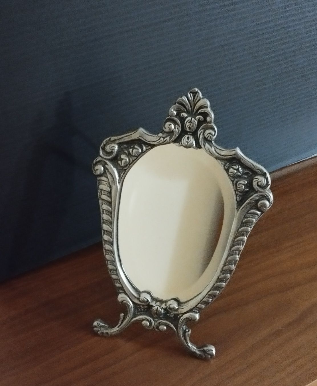 Espelho em moldura metálica