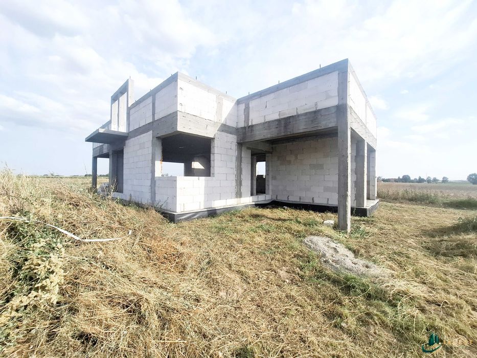 Dom wolnostojący z poddaszem użytkowym w trakcie budowy