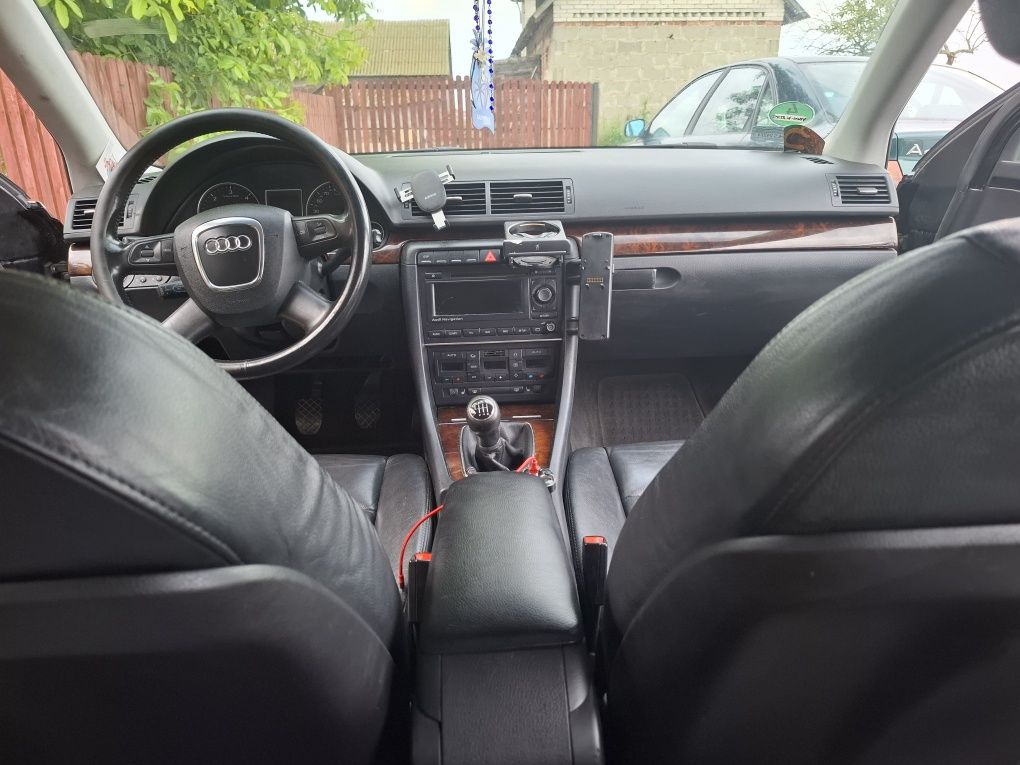 Samochód audi a4b7