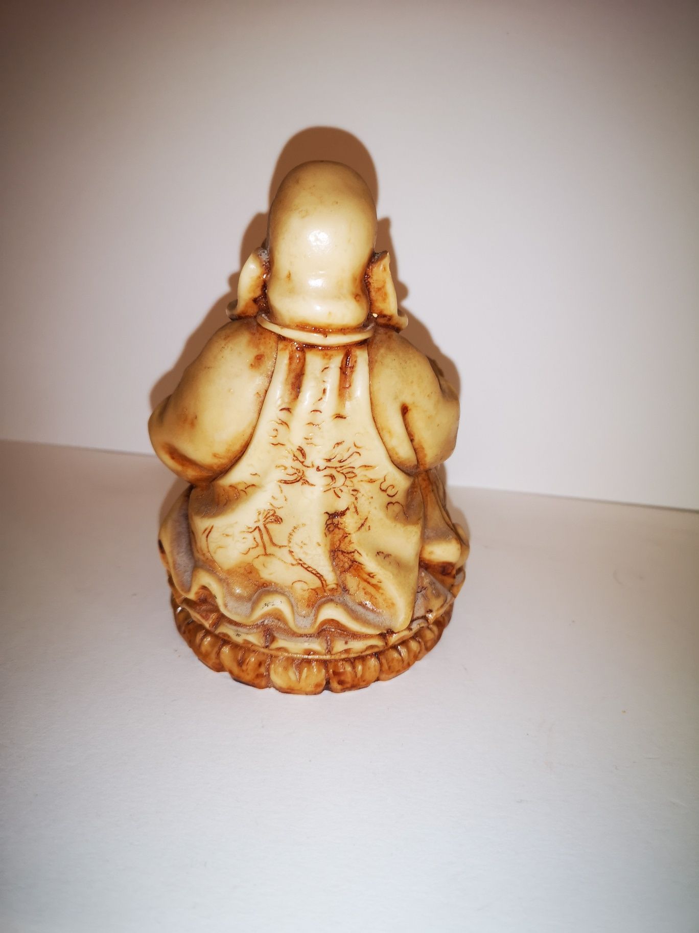 Figurka buddy z chińskiej laki