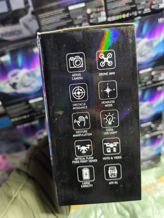 Дрон з відеокамерою якісний тримає висоту