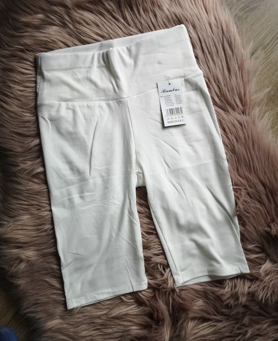 Białe legginsy prążkowane kolarki
