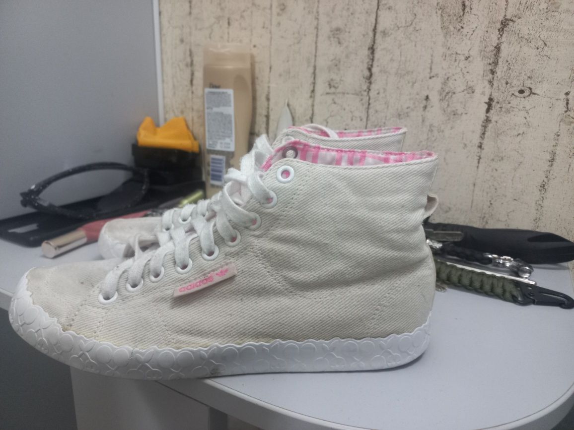 Кеди adidas. Дуже зручні та стильні. Практично у новому стані,.