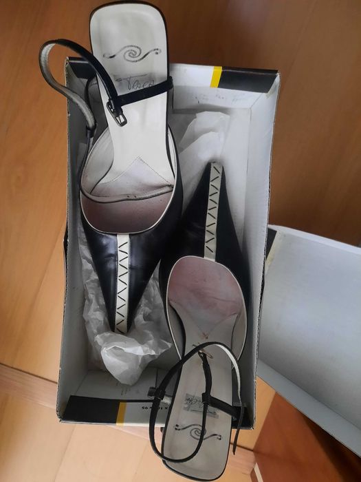 Sandalia-sapato e sapato preto de Senhora