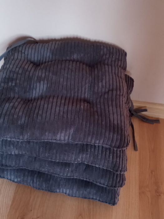 Grafitowe poduszki na krzesła