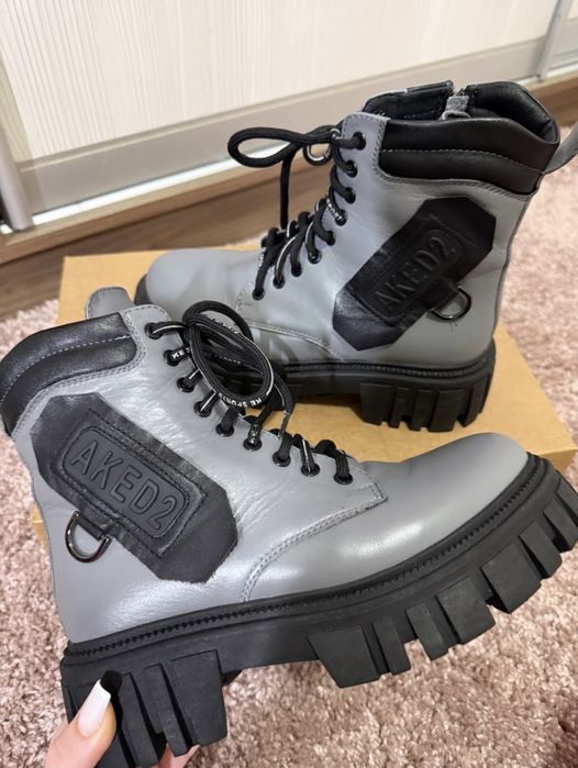 Жіночі черевики на масивній підошві