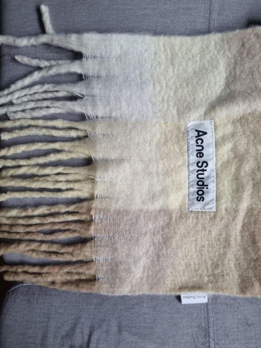 Nowy szal marki ACNE STUDIOS