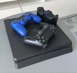 Playstation 4 Slim + 2 pady ze stacją ładującą
