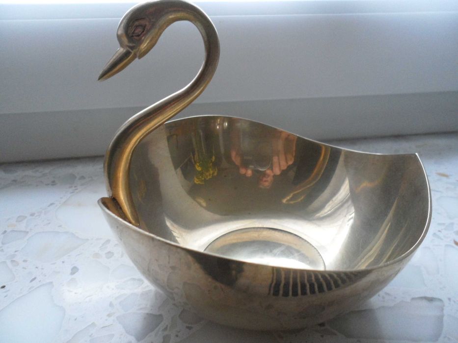 łabędź z mosiądzu