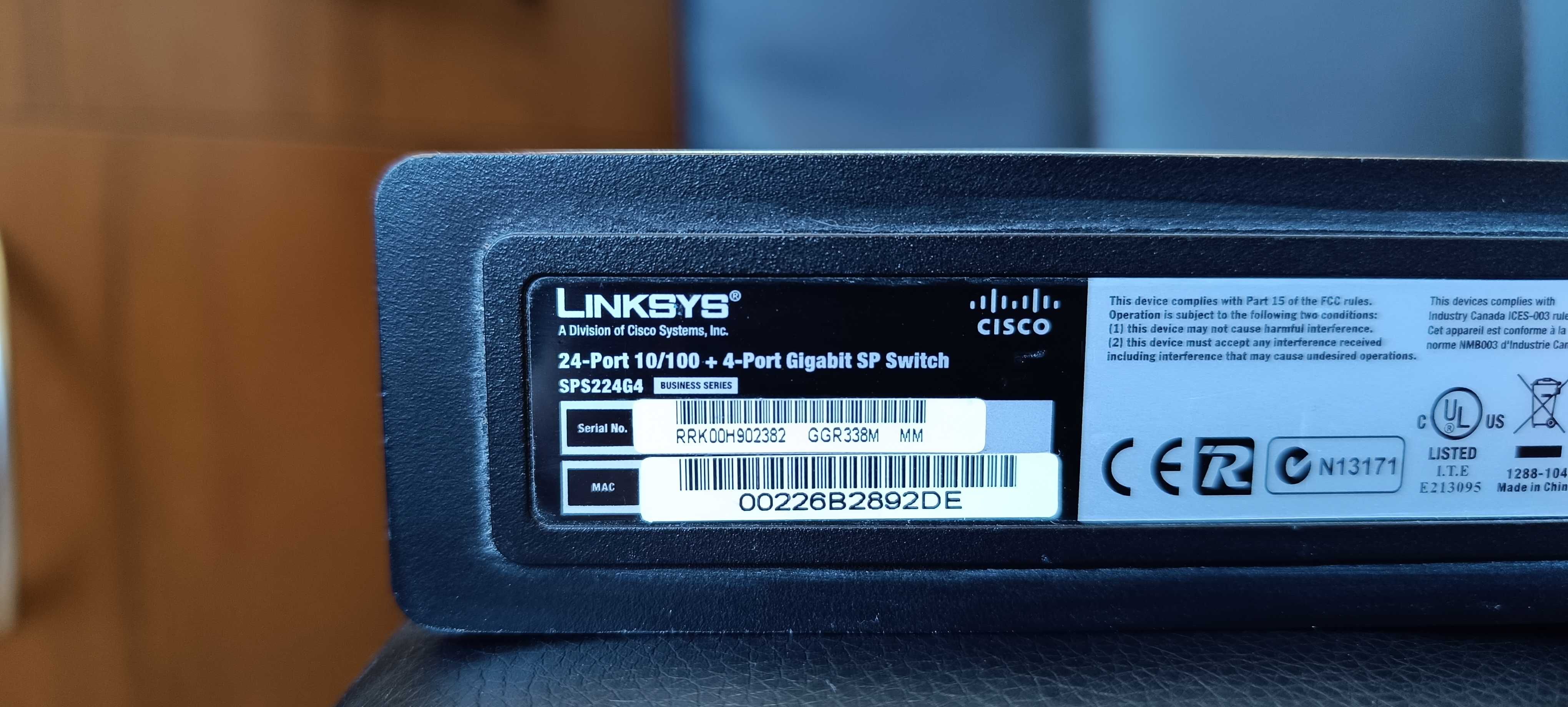 Cisco Linksys SRW224G4 V1.1 - 24 port 10/100 + 2 Port Gigabit Switch