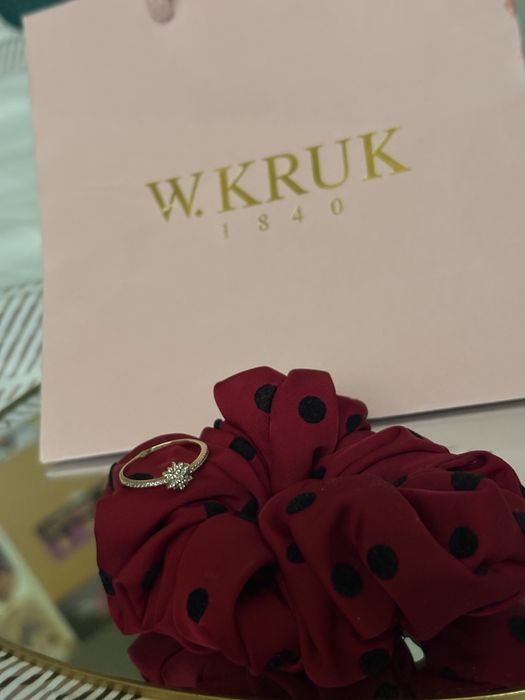 Złoty pierścionek z cyrkoniami, z gwiazdką w kruk