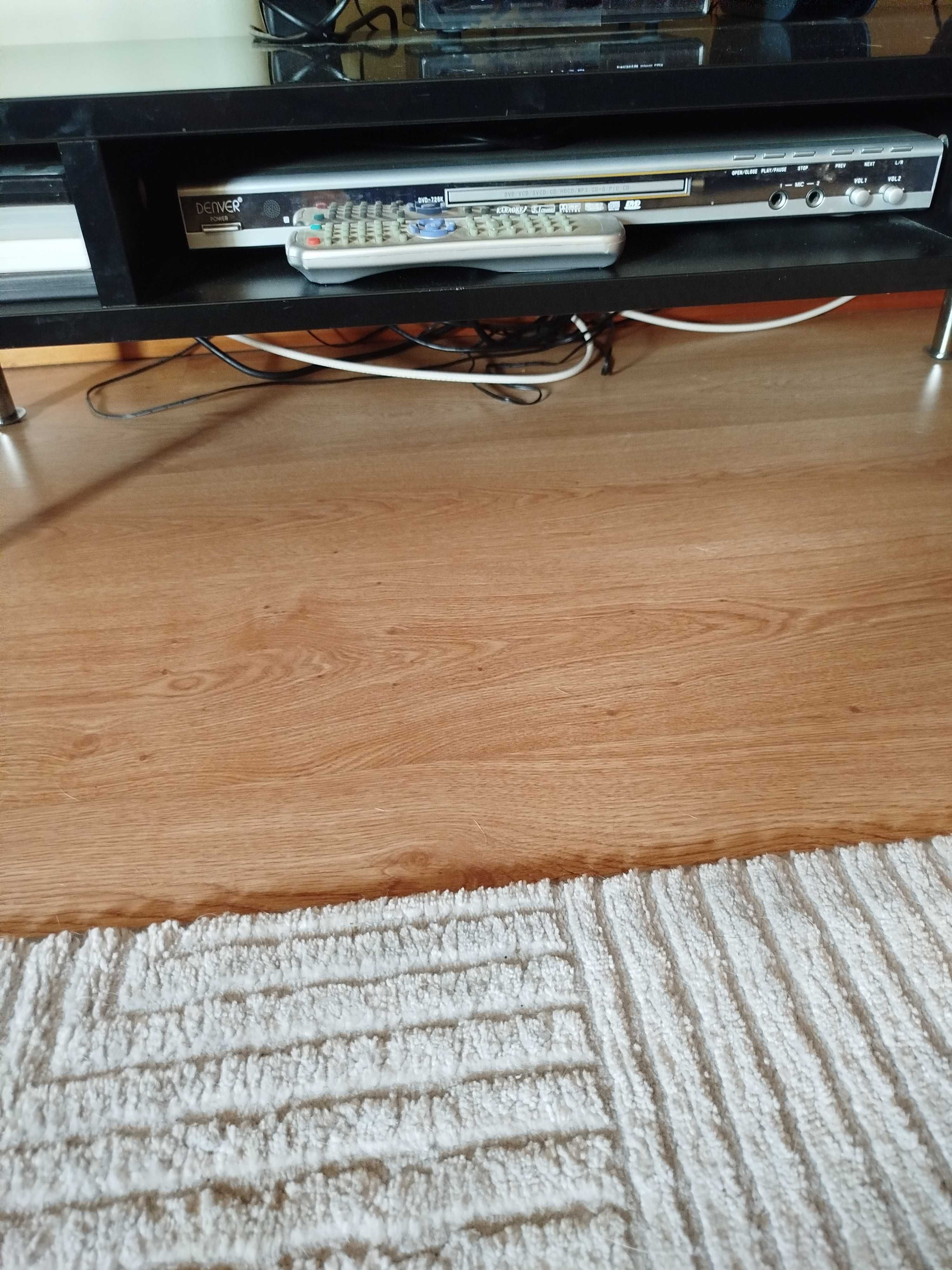 Vendo Móvel de TV preto com base em vidro
140x47x38