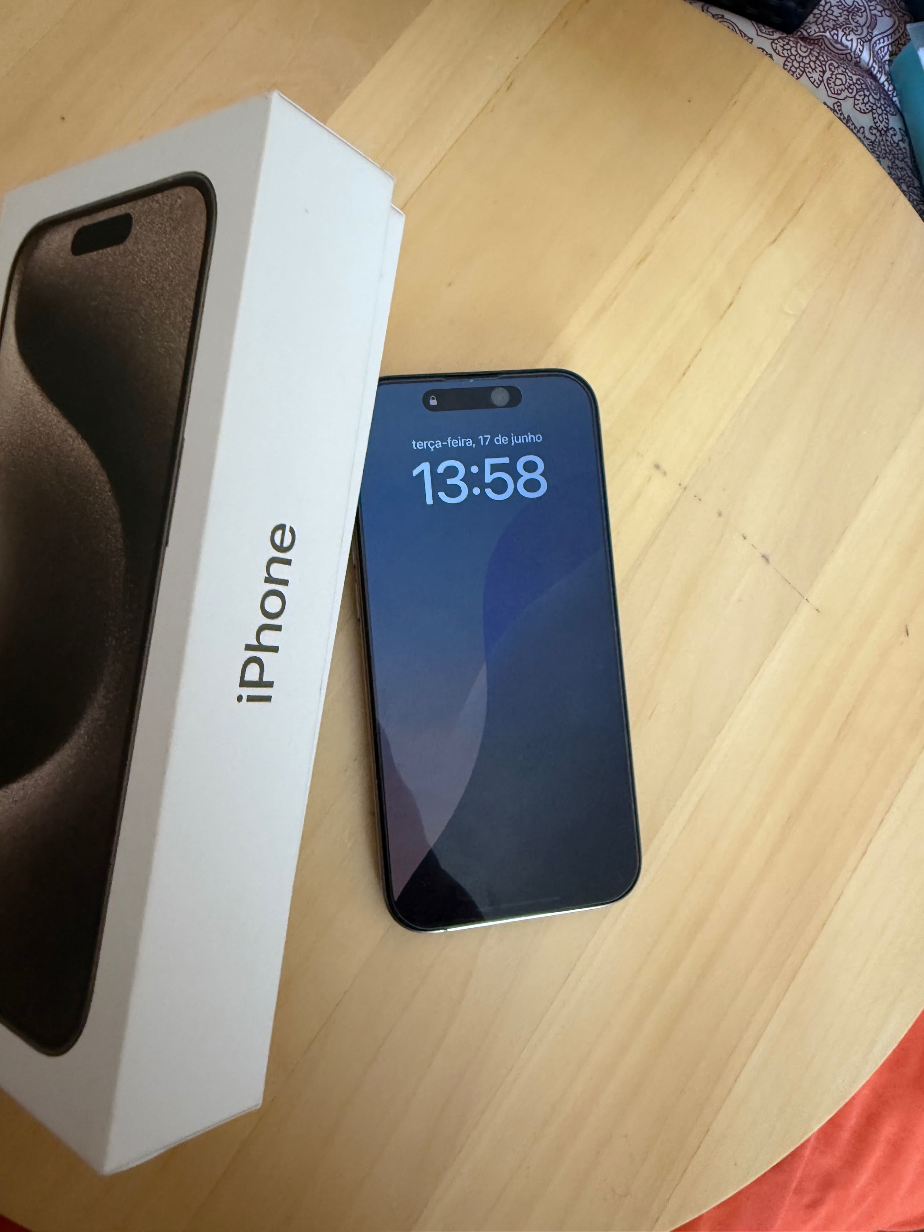 iPhone 15 Pro com fatura, caixa e acessórios