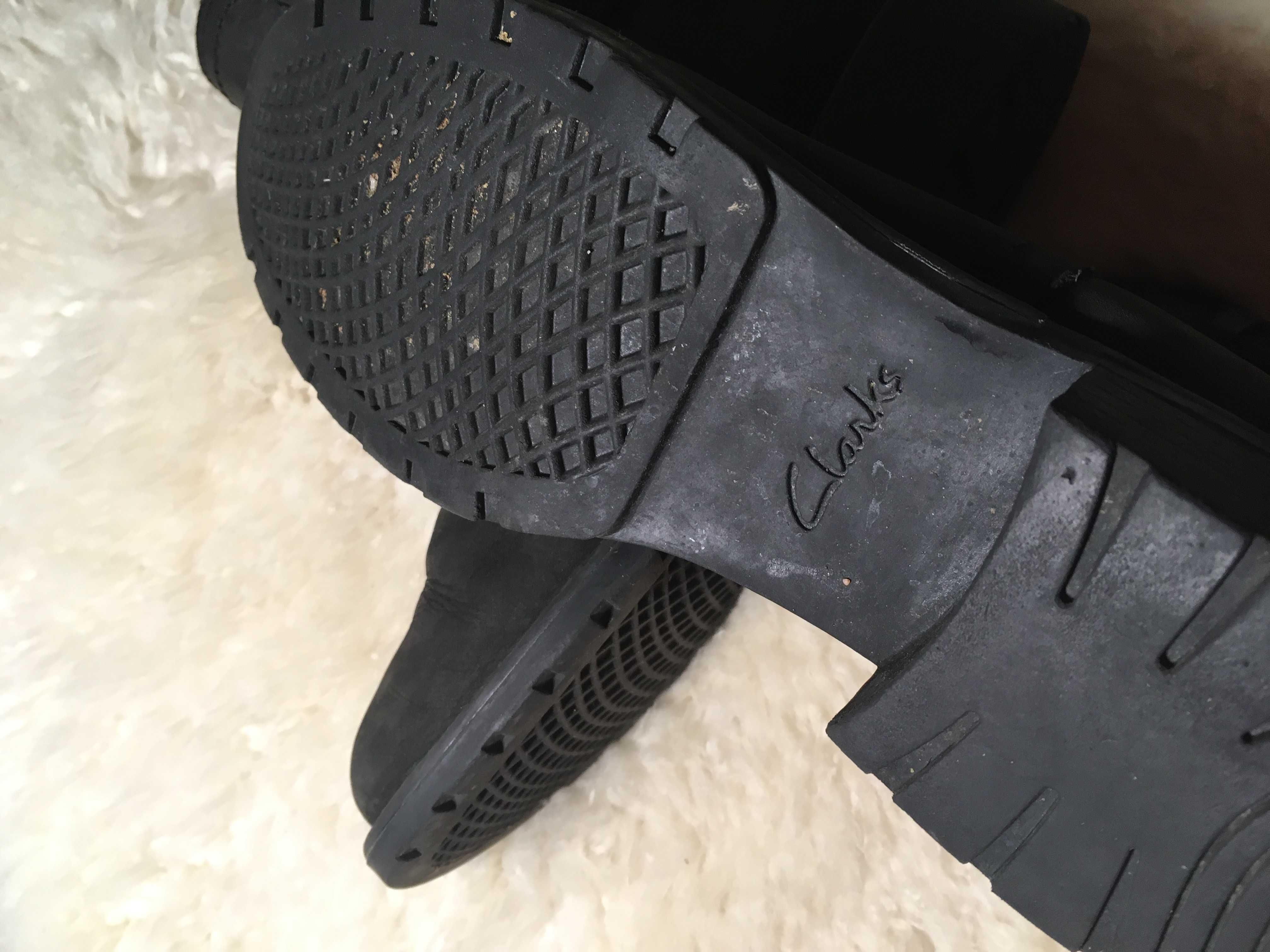 Botas em pele clarks