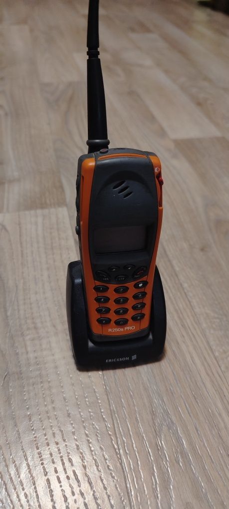 Telefon z anteną SONY Ericsson R250s PRO zabytek