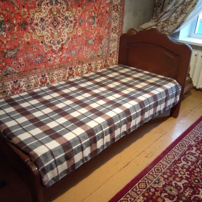 Ліжко із дерева з ортопедичним матрасом