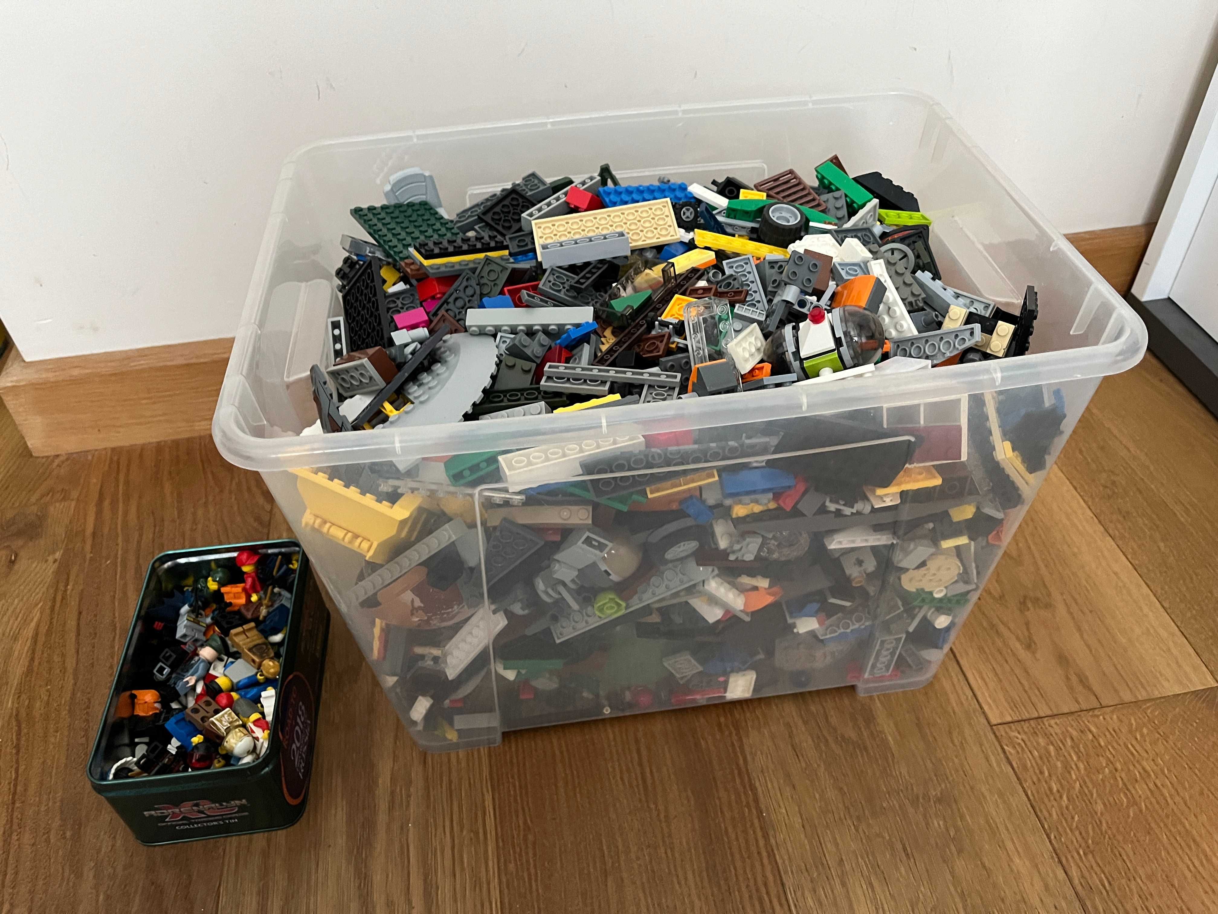 Pełny pojemnik Ikea klocków lego