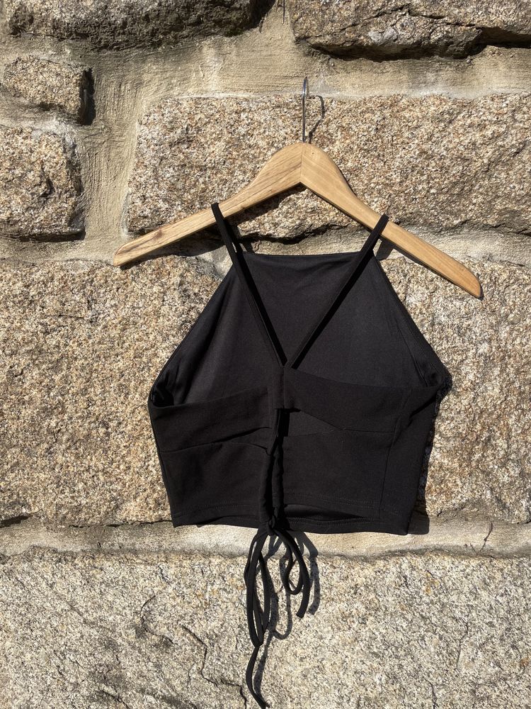 Top preto cruzado/aberto nas costas