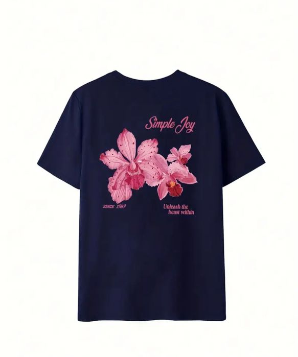 Футболка темно-синього кольору з квіткою позаду