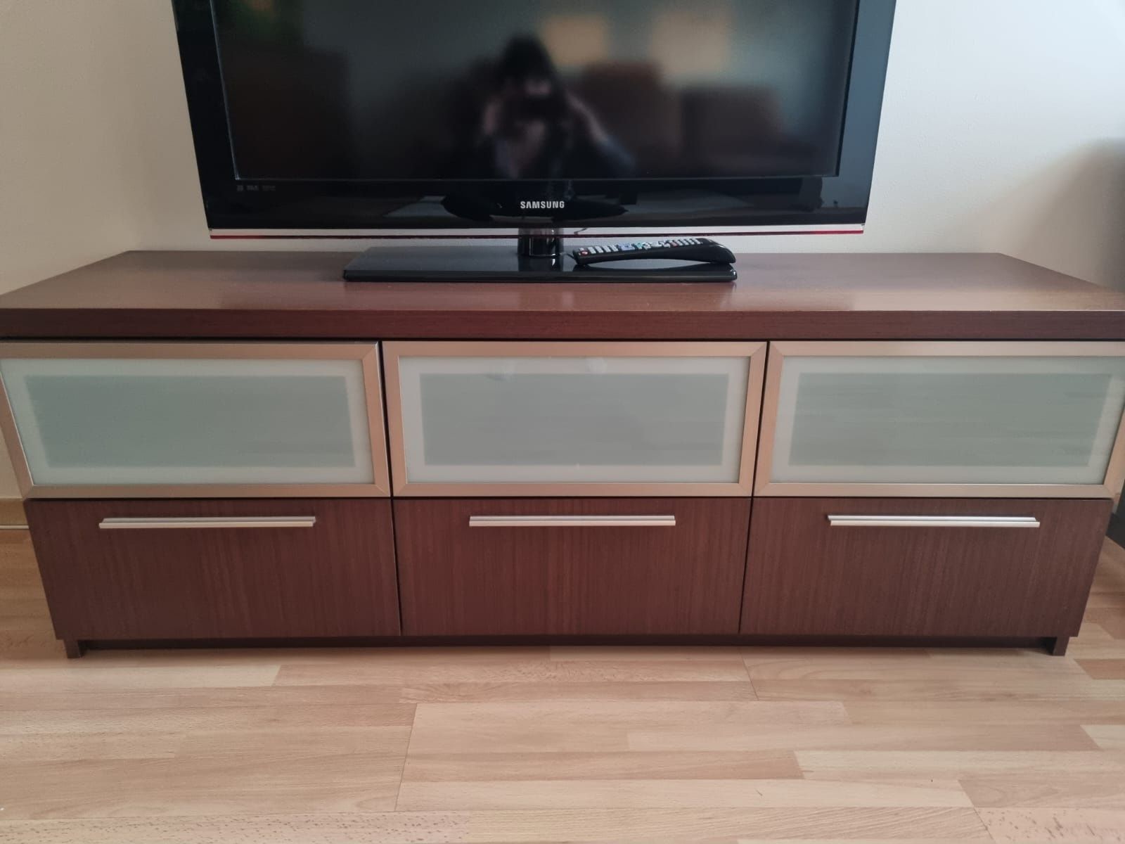 Szafka pod telewizor z szufladami i półkami drewniana