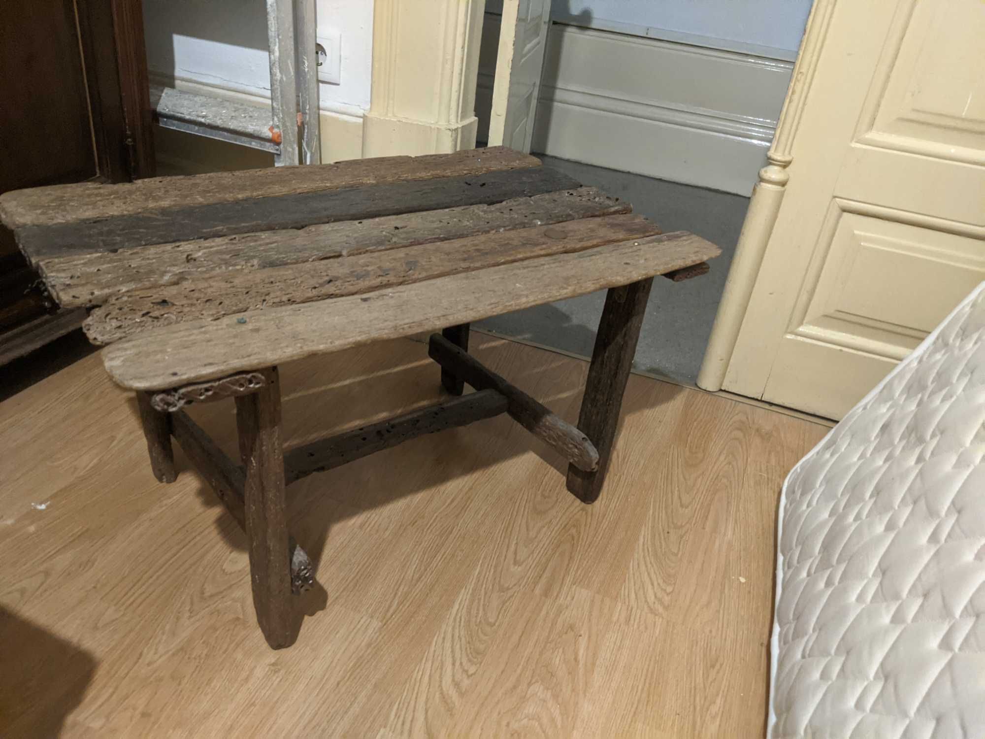 Mesa de centro em madeira da praia