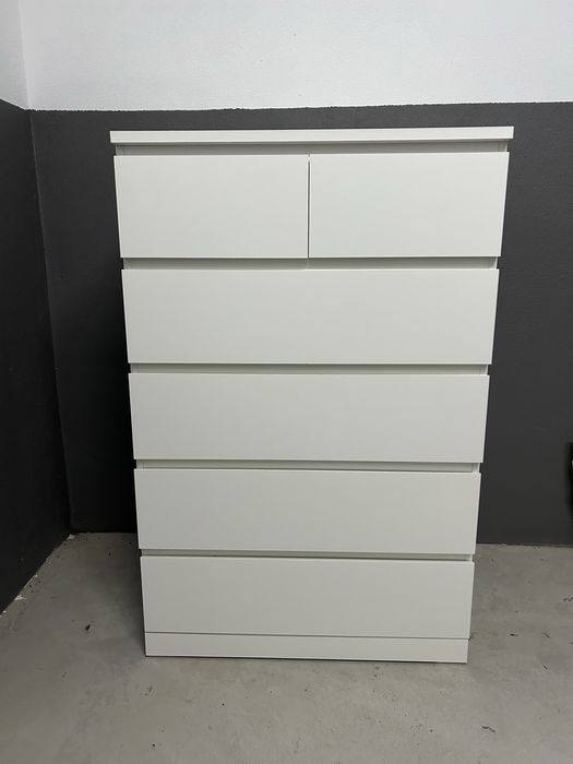 Móvel branco em bom estado