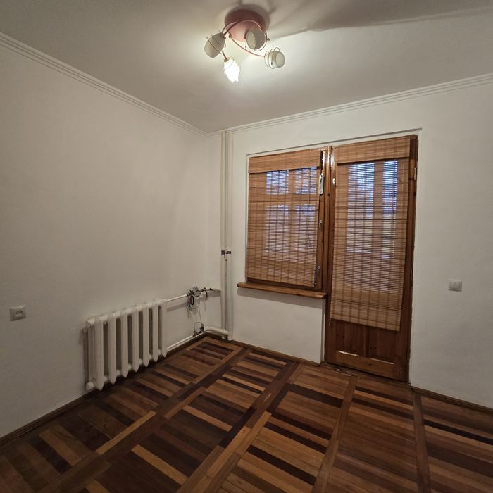 ДОБРОТНА 3 кімнатна квартира біля торгового центру