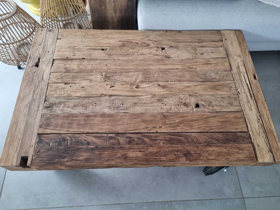 przepiękny duży stolik kawowy z belek z odzyskanego drewna na kółkach