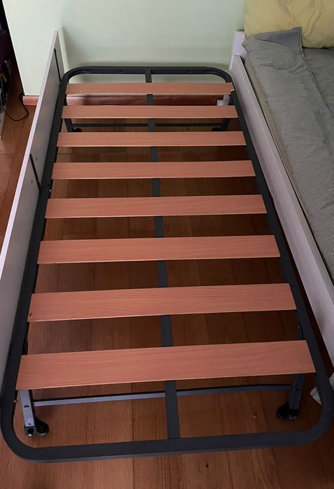 Cama  dupla Ikea com um colchão