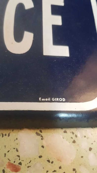 Placa de nome de rua Francesa  em Esmalte