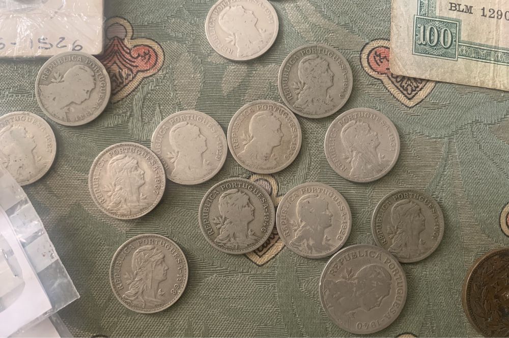Notas e moedas antigas