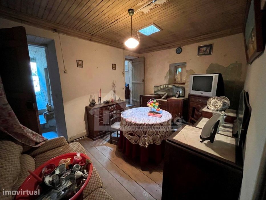 Moradia T1 pronta para reabilitar em Figueiró dos Vinhos