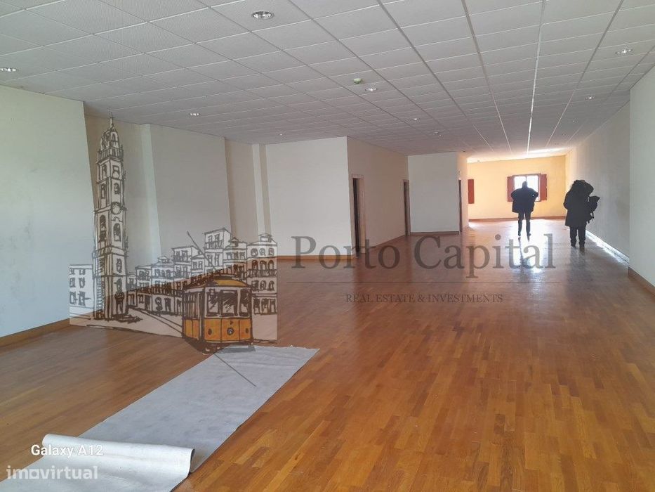 Excelente armazem junto ao Hospital de Santo António