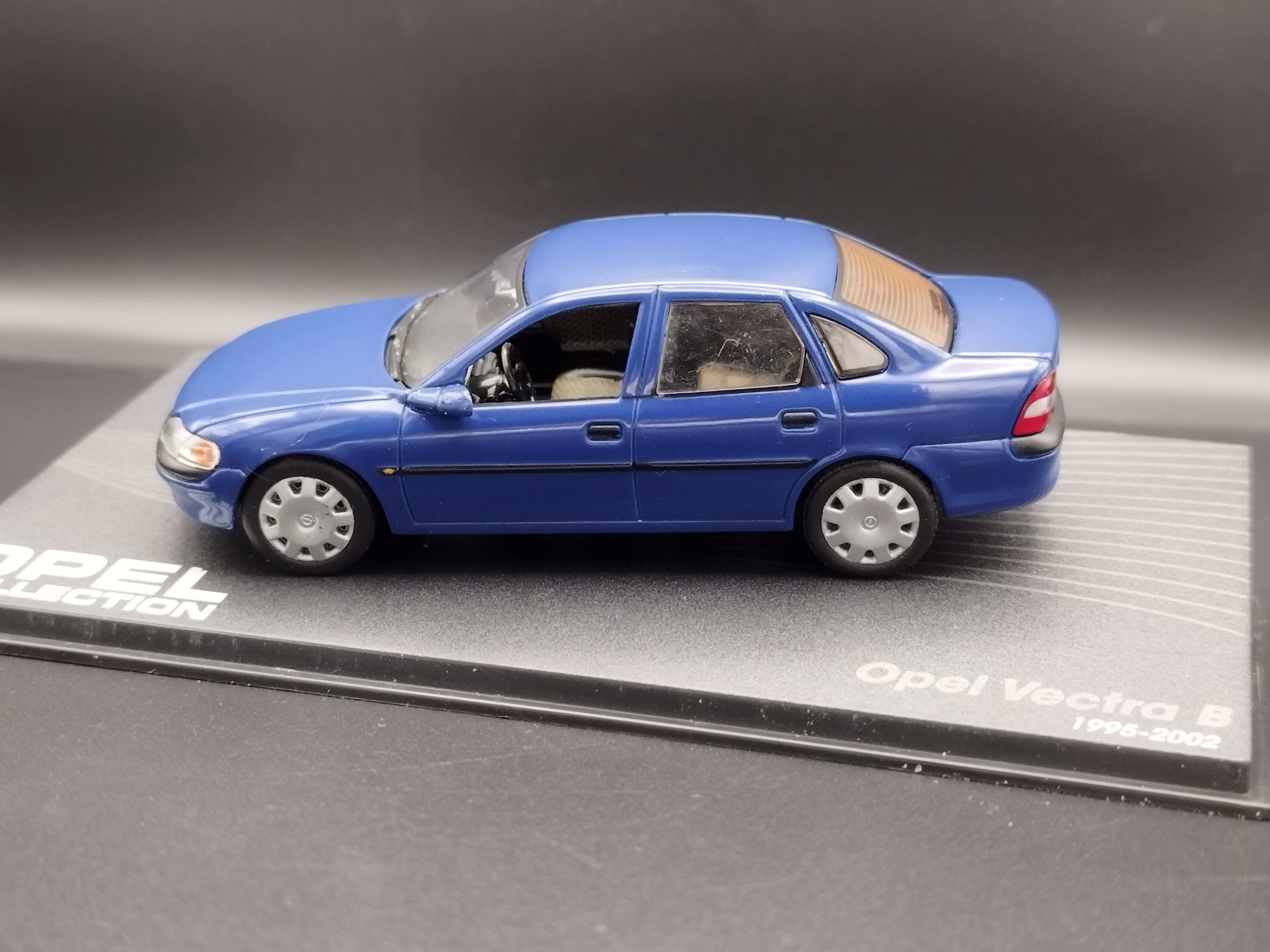 1:43 Opel Collection Vectra B  model używany