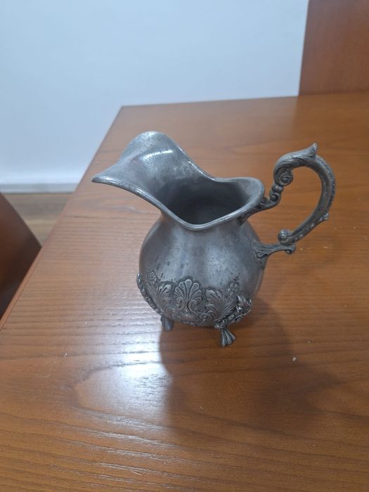 1 Jarro em Estanho Puro com marca