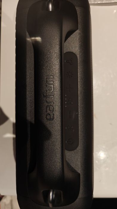 Przenośne radio bluetooth.