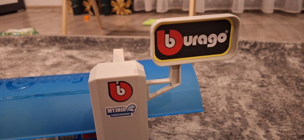 Duża Myjnia zabawkowa Bburago z autkiem