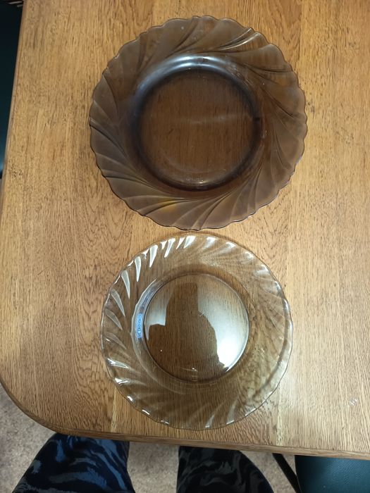 Тарелки стекло темное диаметр 23см-35 штук.20 см-14 штук .весь лот.