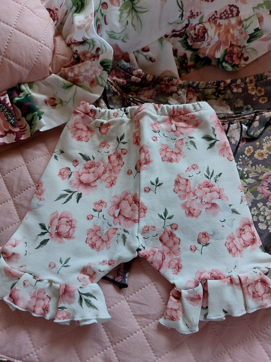Krotkie spodenki 74/80 i 80/86 falbanki piwonie peonies bloomersy