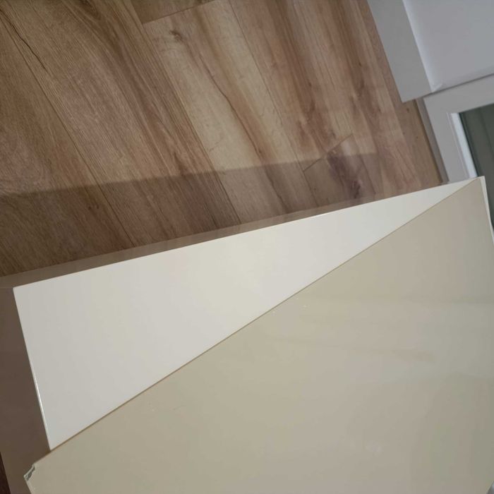 Mesa de centro de madeira maciça lacada a cor beje com tampo vidro