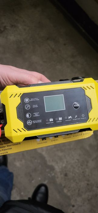 Зарядное устройство для автомобильного аккумулятора 6А 12V