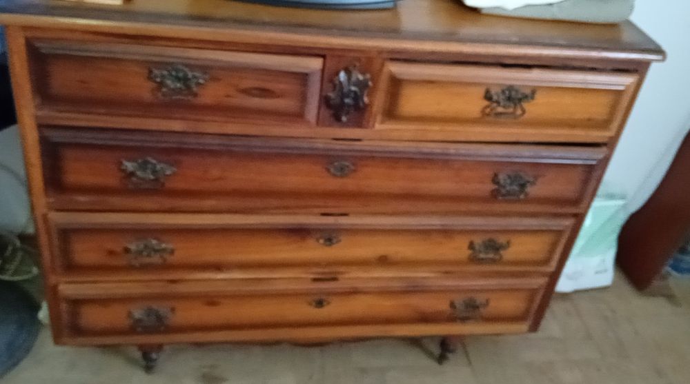 comoda antiga, antiguidade. Para remodelação.