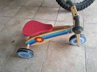 Triciclo em madeira para criança