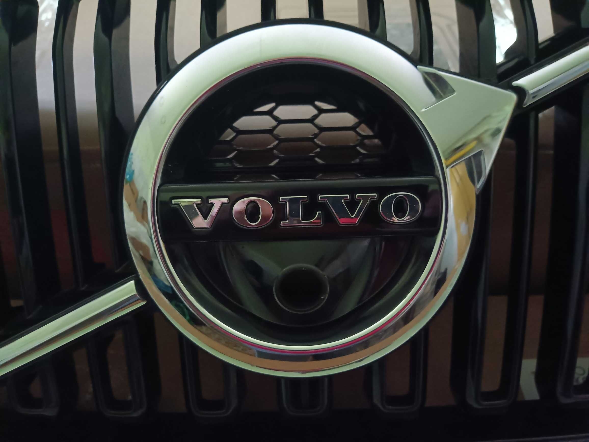 Grill atrapa osłona chłodnicy pod kamerę VOLVO XC60 II oryginalna