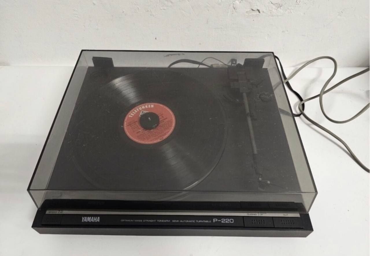 Gramofon półautomatyczny Yamaha P-220, wyprodukowany w Japonii