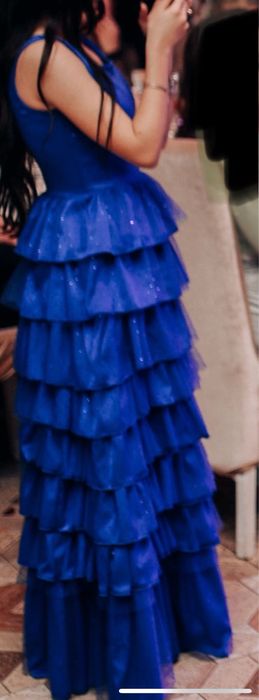 Роскошное вечернее платье насыщенного синего цвета