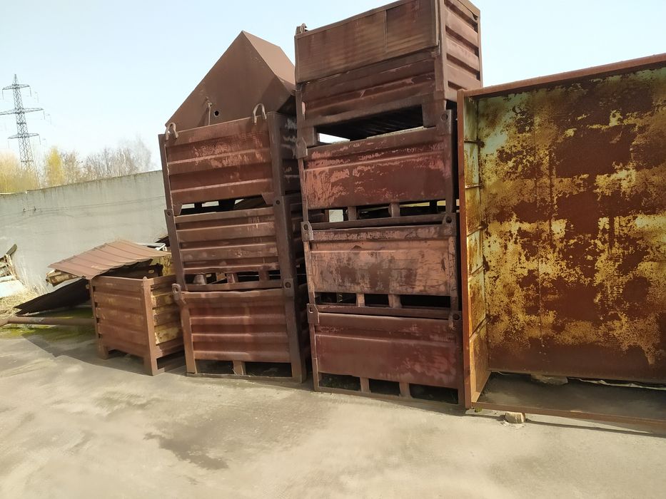 Тара металева різних розмірів.