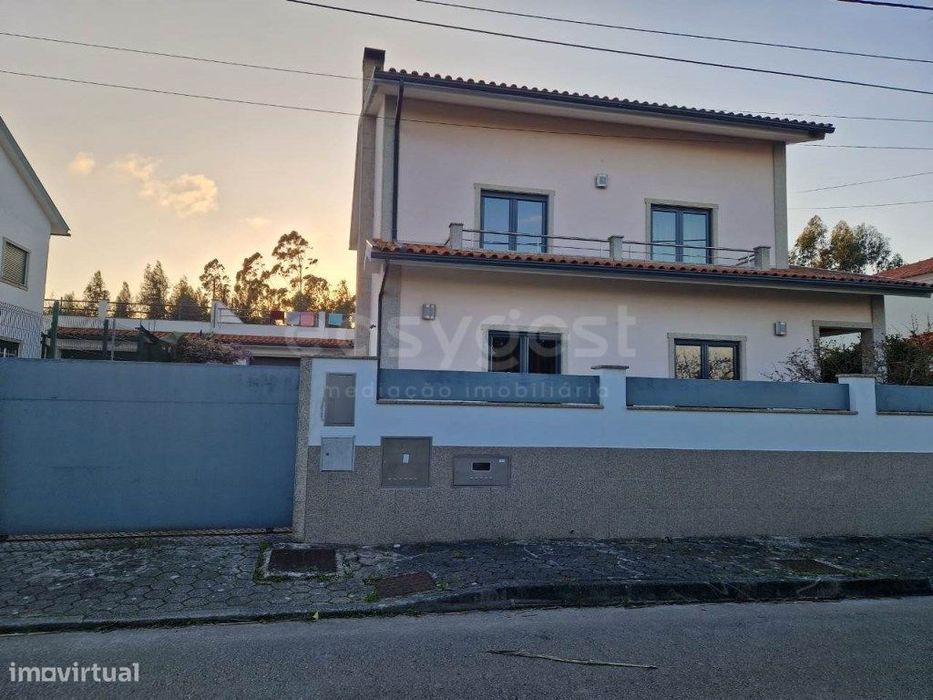 Espetacular Moradia T4 com terraço e garagem fechada, situada em Ta...