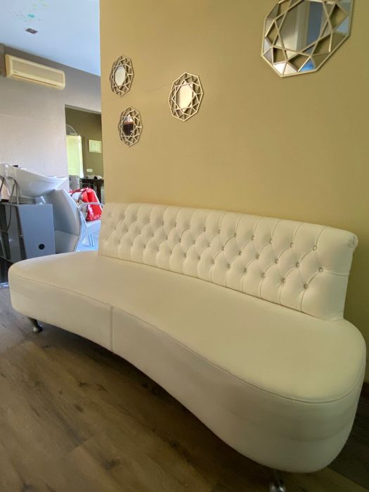 sofá de pele, branco, de muita qualidade e em bom estado